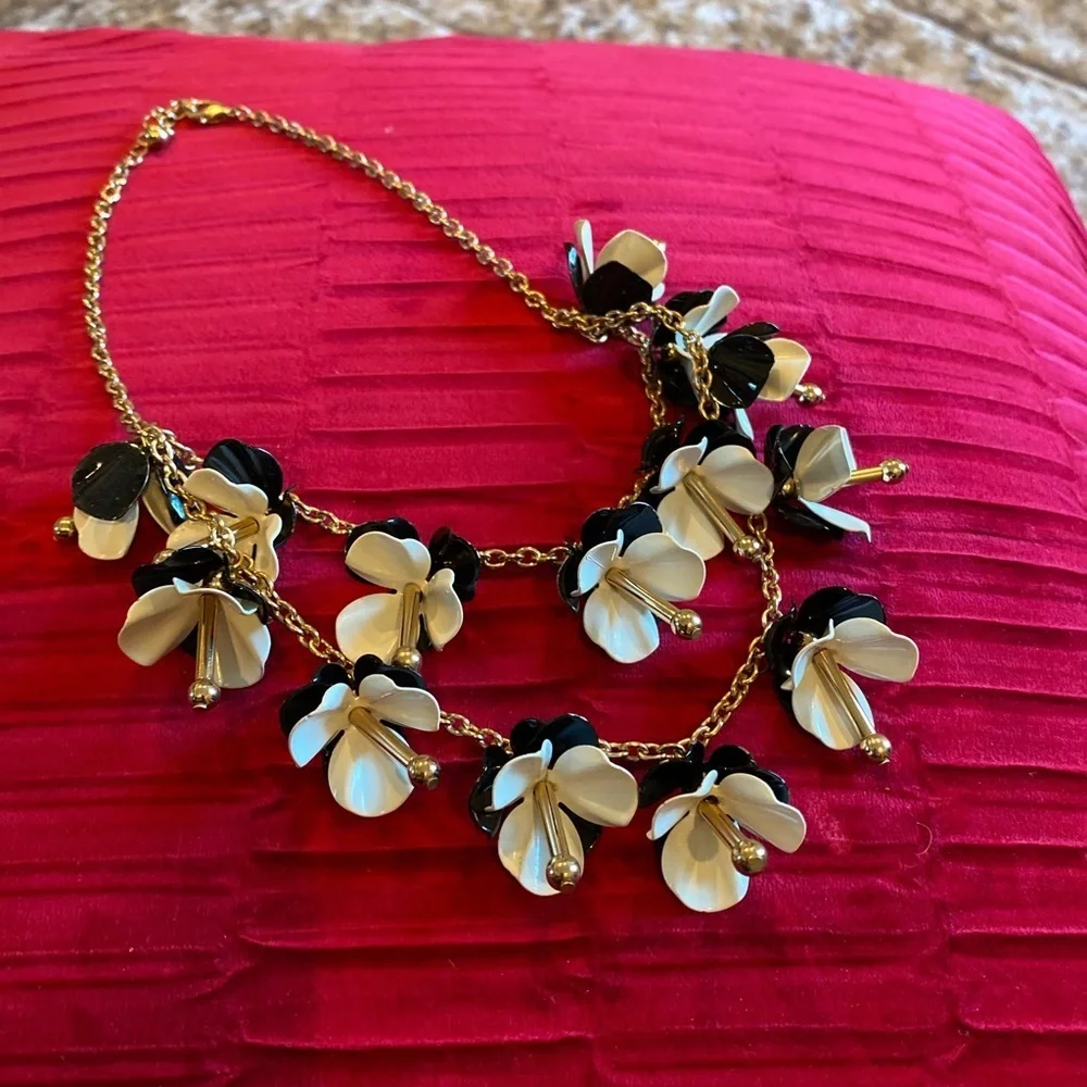 NECKLACE black/ white flowers